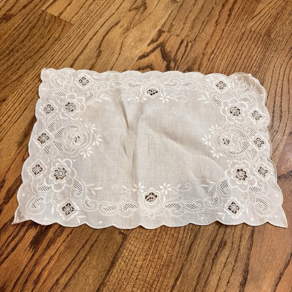 Set of 5 Vintage White Linen Placemats Cutwork Embroidered Floral Scalloped